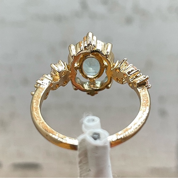 Beautiful Dainty Vintage Look Oval Cut Blue Aquamarine Diamond CZ Gold Tone Ring - Picture 6 of 6